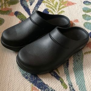OOFOS clogs NWOT